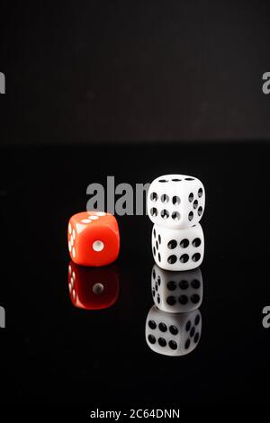 Rote und weiße Würfel, Risiko vs. Rendite – konzeptueller Schuss. Stockfoto
