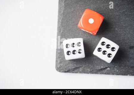 Rote und weiße Würfel, Risiko vs. Rendite – konzeptueller Schuss. Stockfoto