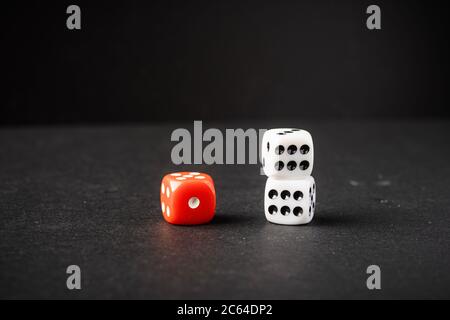 Rote und weiße Würfel, Risiko vs. Rendite – konzeptueller Schuss. Stockfoto