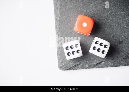 Rote und weiße Würfel, Risiko vs. Rendite – konzeptueller Schuss. Stockfoto