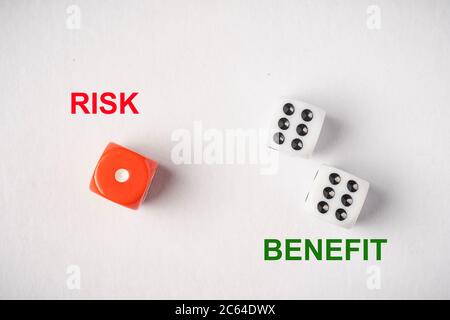 Rote und weiße Würfel, Risiko vs. Rendite – konzeptueller Schuss. Stockfoto