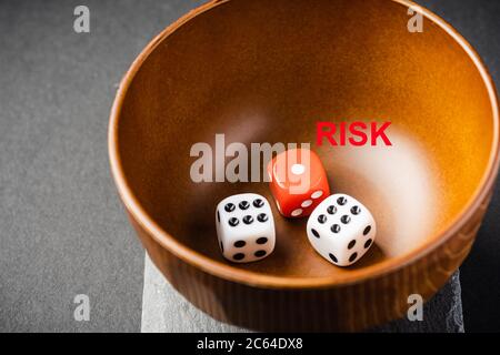 Rote und weiße Würfel, Risiko vs. Rendite – konzeptueller Schuss. Stockfoto