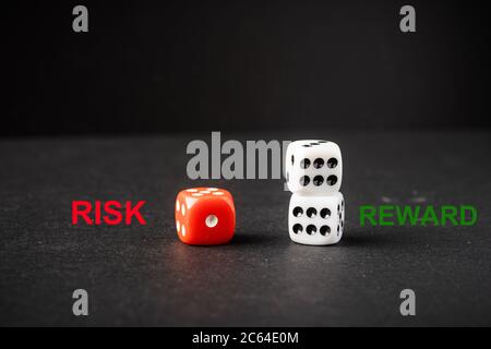 Rote und weiße Würfel, Risiko vs. Rendite – konzeptueller Schuss. Stockfoto