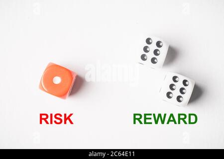Rote und weiße Würfel, Risiko vs. Rendite – konzeptueller Schuss. Stockfoto