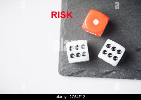 Rote und weiße Würfel, Risiko vs. Rendite – konzeptueller Schuss. Stockfoto