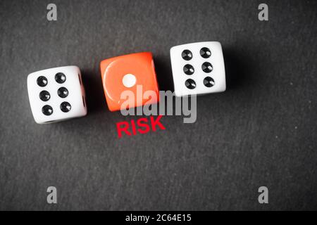 Rote und weiße Würfel, Risiko vs. Rendite – konzeptueller Schuss. Stockfoto