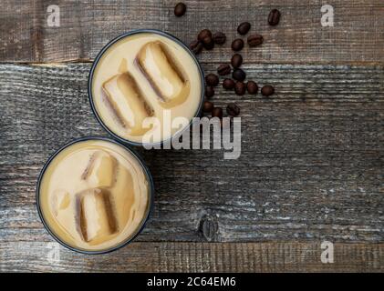 Blick von oben auf den Eiskaffee. Stockfoto