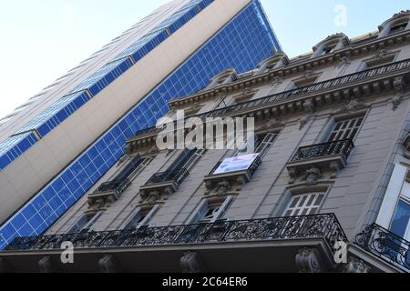 Buenos Aires City, Argentinien. 16. juni 2018. Ein Blick auf zwei verschiedene architektonische Stile in Buenos Aires Stockfoto