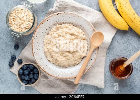 Gesundes Frühstück Haferbrei Haferbrei mit Früchten, Beeren und Honig. Haferflocken Haferbrei. Sauberes Essen, Diät-Konzept. Vegetarisches Frühstück Stockfoto