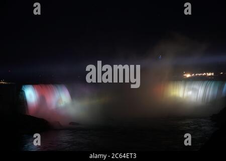 Nächtliche Niagarafälle mit Regenbogenbeleuchtung Stockfoto