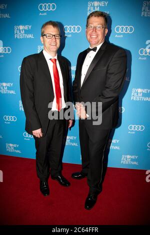 Chris Freeland, Vorsitzender des Sydney Film Festivals, und der Abgeordnete des Hon Troy Grant (NSW-Parlament) treffen auf dem roten Teppich zur Eröffnungsnacht des Sydney F ein Stockfoto