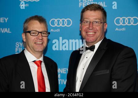 Chris Freeland, Vorsitzender des Sydney Film Festivals, und der Abgeordnete des Hon Troy Grant (NSW-Parlament) treffen auf dem roten Teppich zur Eröffnungsnacht des Sydney F ein Stockfoto