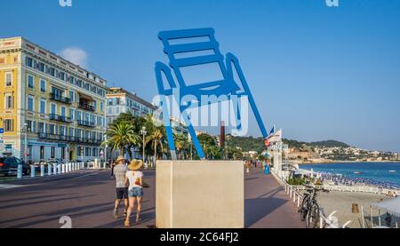 La Chaise Bleue de SAB, der blaue Stuhl von Sabine Géraudie, Kunstausstellung am Quai des États-Unis Uferpromenade, Beau Rivage Beach, Nizza, Frenc Stockfoto