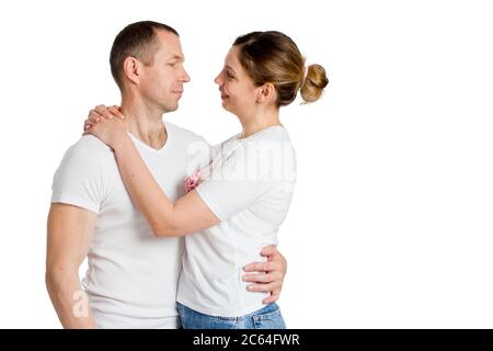 Porträt eines liebevollen Paares umarmen. In leichter Kleidung. Isoliert auf Weiß. Stockfoto