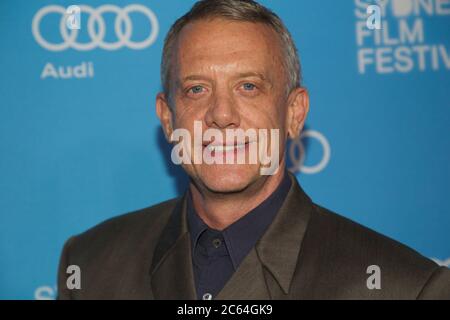 Schauspieler Simon Burke kommt auf dem roten Teppich zur Eröffnungsnacht des Sydney Film Festivals im State Theatre, 49 Market Street, Sydney an. Stockfoto