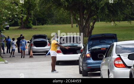 Apopka, Usa. Juli 2020. Menschen öffnen die Stämme ihrer Autos und warten auf Freiwillige, um Kisten mit Lebensmitteln für die Bedürftigen von der Second Harvest Food Bank of Central Florida während einer Fahrt durch Veranstaltung in der Stadt des Schicksals Kirche zu verteilen. Die Nachfrage nach Lebensmitteln in der Orlando, Florida Bereich wegen der großen Zahl von Service-Arbeiter und andere, die arbeitslos geworden sind, aufgrund der Coronavirus-Pandemie. Kredit: SOPA Images Limited/Alamy Live Nachrichten Stockfoto