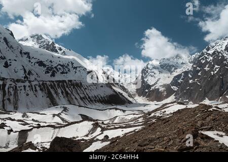 Wandern auf den Snowfields des indischen Himalaya mit dem Höhenpanorama der höheren Berge im Bergsteigen Stockfoto