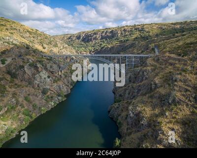 Luftaufnahme des Requejo eiserne Brücke, Kastilien und Leon, Spanien Stockfoto