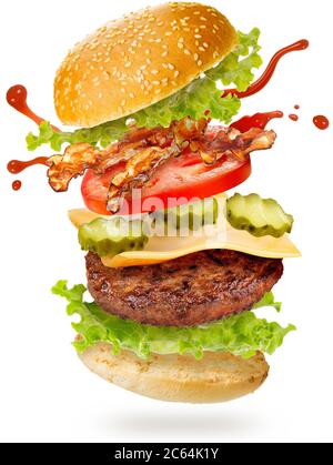 Fliegende Schichten von Speck Cheeseburger auf weißem Hintergrund Stockfoto