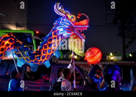 Ein Team von Drachenlaternen pariert während der Bandung Laternenfestival Kulturparade 2015 (Kirab Budaya Cap Go Meh Bandung 2015) in Bandung, Indonesien. Stockfoto