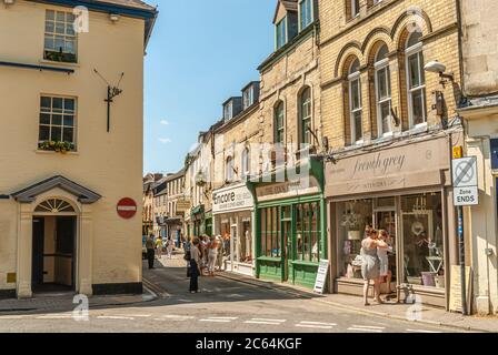 Geschäfte in der historischen Altstadt von Cirencester, Gloucestershire, England, Großbritannien Stockfoto