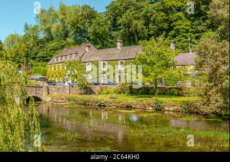 Traditionelle Weaver Cotswolds-Cottages am River Coln in Bibury, Gloucestershire, England Stockfoto