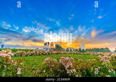 Die Dämmerung über dem Victory Park auf dem Poklonnaja Hügel in Moskau im Sommer. Farbenprächtiger blauer Himmel mit Wolken und Sonnenaufgang am Horizont über dem Moskauer Stadthimmel Stockfoto
