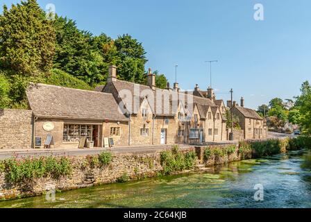 Traditionelle Weaver Cotswolds-Cottages am River Coln in Bibury, Gloucestershire, England Stockfoto