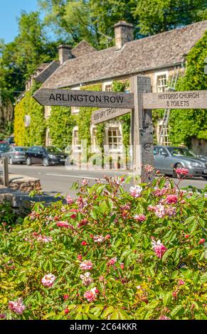 Holzschild in Bibury, Cotswold District, Gloucestershire, England, Großbritannien Stockfoto