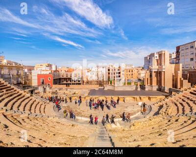 7. März 2020: Cartagena, Spanien - Besucher und Führer im teilweise restaurierten römischen Theater von Cartagena, das aus der Herrschaft des Augustus stammt. Stockfoto