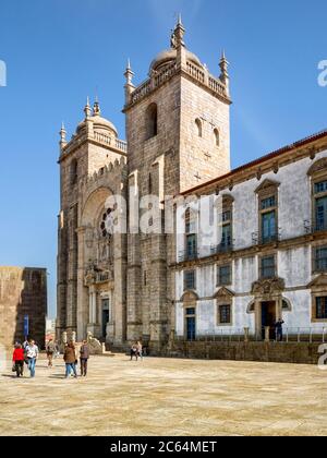 10. März 2020: Porto, Portugal - die Westfassade der Kathedrale von Porto. Stockfoto