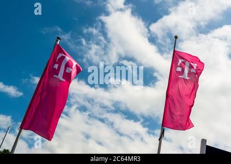 Telekom Fahne magenta vor blauem Himmel mit Wolken Stockfoto