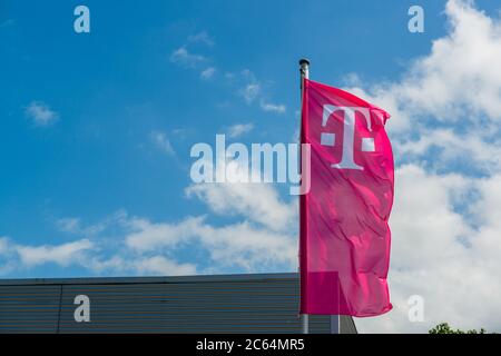 Telekom Fahne magenta vor blauem Himmel mit Wolken Stockfoto