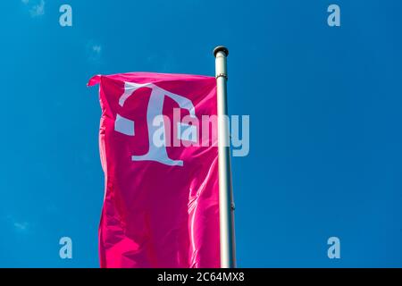 Telekom Fahne magenta vor blauem Himmel Stockfoto