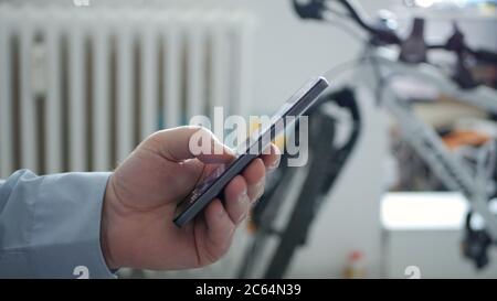 Bild Nahaufnahme man Hand Text Verwenden eines Mobiltelefons Zugriff auf Netzwerk Online-Anwendungen, Senior Eingabe einer Nachricht auf dem Handy Stockfoto