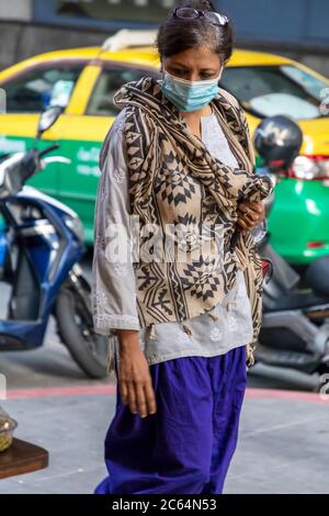 Indische Dame trägt Gesichtsmaske während covid 19 Pandemie, Bangkok, Thailand Stockfoto