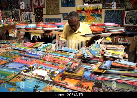 Dar Es Salaam. Juli 2020. Ein Künstler arrangiert Kunstwerke in der Tingatinga Arts Cooperative Society in dar es Salaam, Tansania, 6. Juli 2020. Aufgrund des Ausbruchs von COVID-19 sind die Kunstmärkte der Stadt, die einst bei ausländischen Touristen beliebt waren, jetzt fast leer. Quelle: Xinhua/Alamy Live News Stockfoto