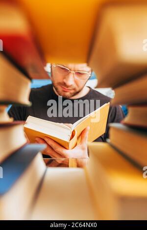professor in der Bibliothek studiert alte Bücher - wissenschaftliche Forschungsarbeit Stockfoto