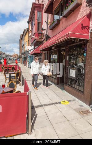 Ein Paar schaut in das Fenster in die Tapas Bar, Darlington, Co.Durham, England, Großbritannien Stockfoto