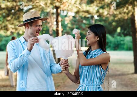 Emotionaler Mann mit Zuckerwatte und einer jungen Frau Stockfoto