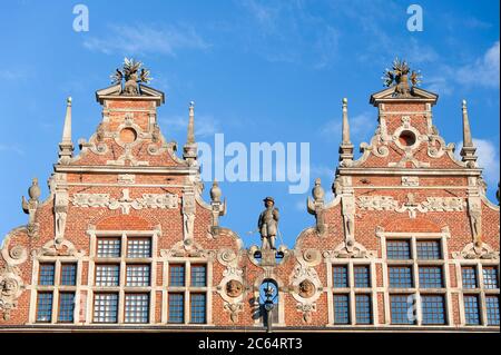 Das große Arsenal-Gebäude in der Altstadt von Danzig. Blick auf die Giebeldachlinie, im Manieristischen Stil dekoriert. Stockfoto