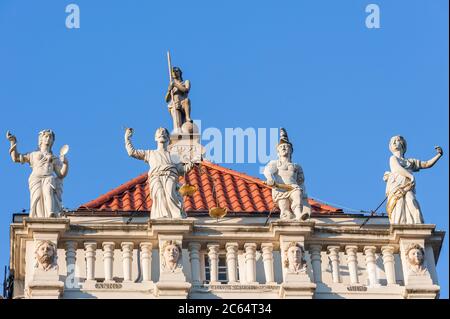 Dekorative Fassade des Goldenen Hauses, Dlugi Targ (Long Market Street). Blick auf die Dachlinie mit Statuen geschmückt, die die vier Kardinaltugenden darstellen Stockfoto