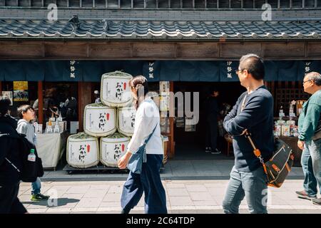 Ise, Mie, Japan - April 5, 2019: Okage Yokocho traditionelle Einkaufsstraße in der Nähe von Ise Grand Schrein Stockfoto