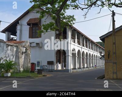 dh Old Dutch Hospital GALLE FORT SRI LANKA Kolonialgebäude außen Einkaufszentrum Straße Stockfoto