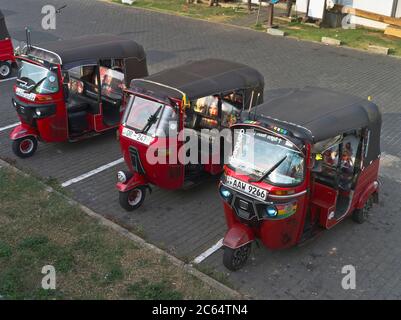 dh Sri Lanka Tuk Tuk Taxiscabs GALLE FORT SRI LANKA geparkten Taxistand Tuks Rikscha Motor Tuktuk Stockfoto