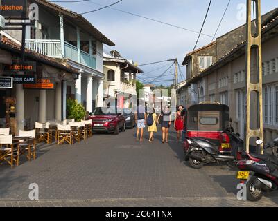 dh Forts Straßen GALLE FORT SRI LANKA Junge Touristen zu Fuß in Straße Straßenszene Straßenleben Menschen Stockfoto