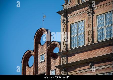 Historisches Mietshaus, Danzig Altstadt, Polen. Das Dach des Gebäudes mit abstraktem Design besteht aus drei oculus-Fenstern Stockfoto