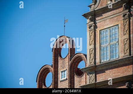 Historisches Mietshaus, Danzig Altstadt, Polen. Das Dach des Gebäudes mit abstraktem Design besteht aus drei oculus-Fenstern Stockfoto