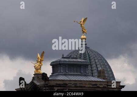 Dresden, Deutschland. Juli 2020. Dunkle Wolken ziehen hinter der Glaskuppel der Hochschule für Bildende Künste mit dem Posaunenengel Fama. Quelle: Sebastian Kahnert/dpa-Zentralbild/ZB/dpa/Alamy Live News Stockfoto