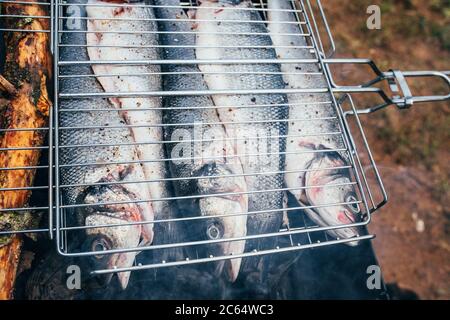 Gegrillter Fisch - Seebarsch bei niedriger Hitze gebraten - mediterrane Küche Stockfoto